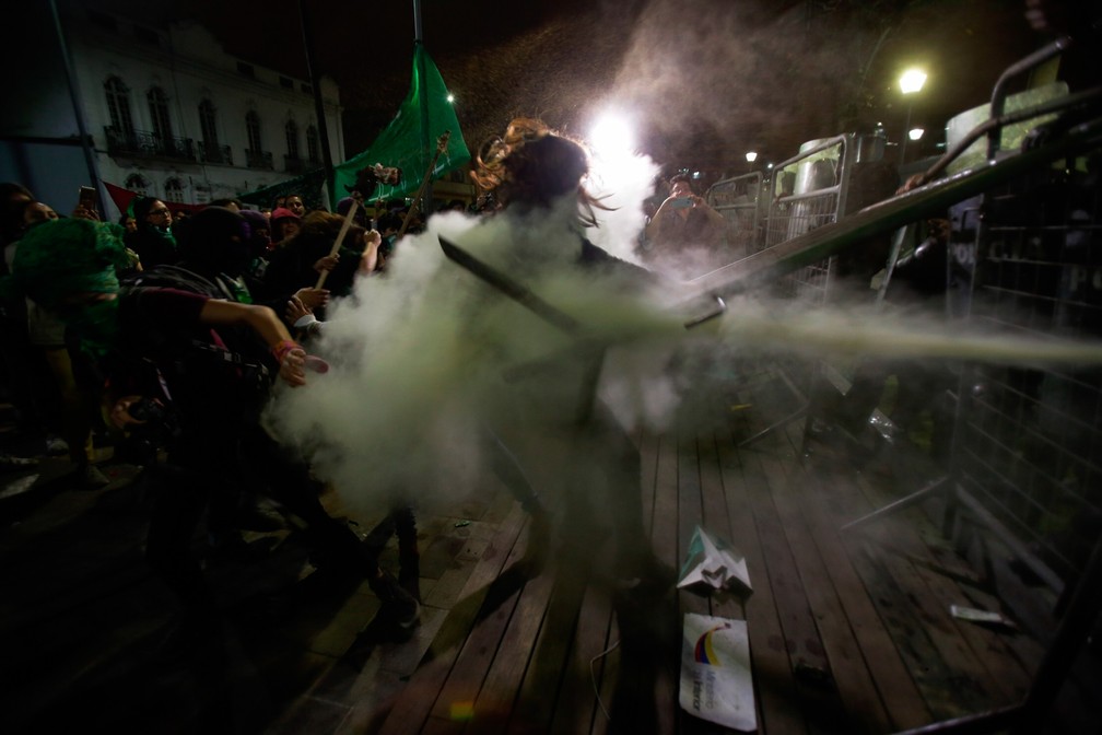 17 de setembro - Mulheres entram em confronto com policiais em frente à Assembleia Nacional em Quito, no Equador, após congressistas não aprovarem uma lei que descriminaliza o aborto em caso de estupro — Foto: Dolores Ochoa/AP
