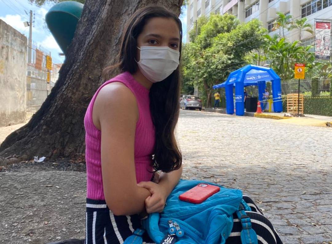 Controladora de voo Ana Paula Carneiro Martins foi uma das primeiras a chegar no local de provas do Enem, na Universidade Católica de Pernambuco, no Recife, neste domingo (24)