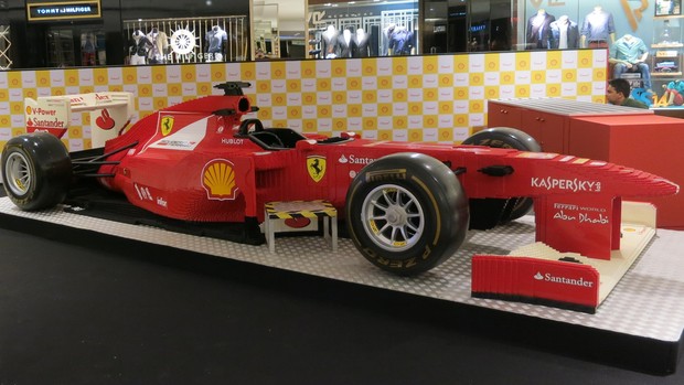 Ferrari de Lego em tamanho natural está em exposição em shopping de São Paulo (Foto: Fernanda de Souza / divulgação)