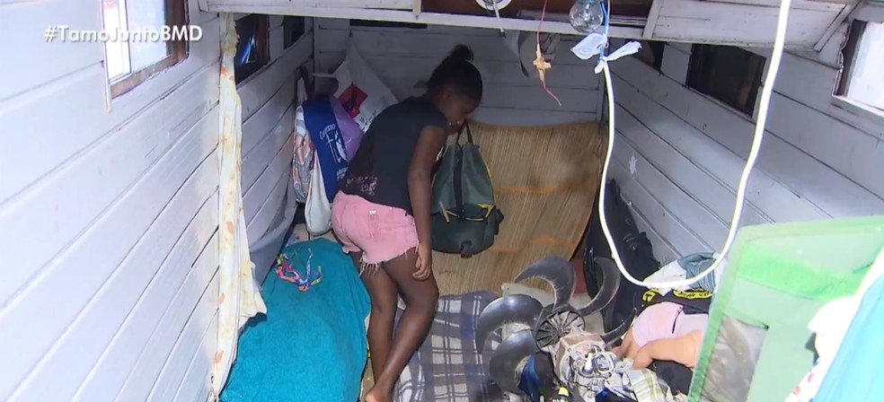 Menina de 12 anos dorme na casa de máquinas do barco — Foto: Reprodução/TV Bahia