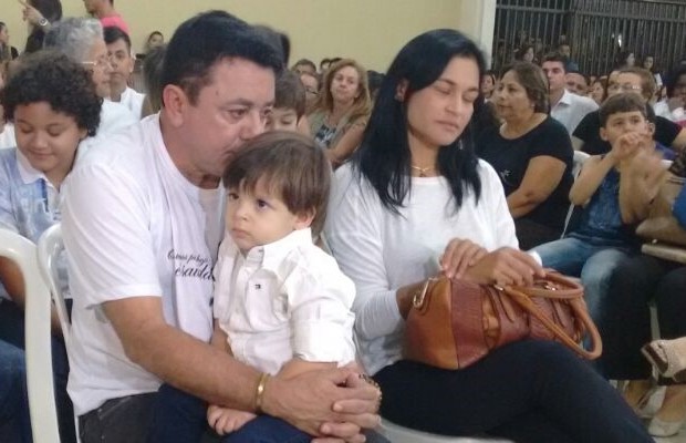 Famosos se emocionam em velório de Cristiano Araújo 