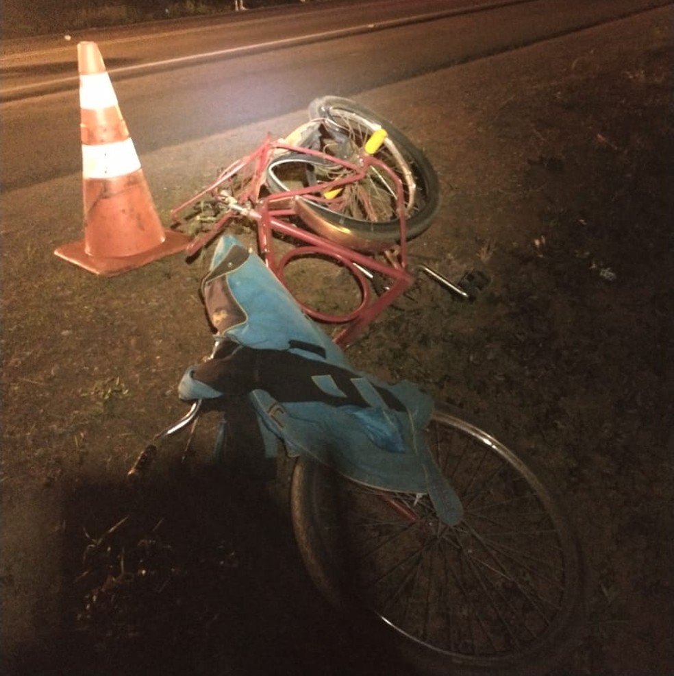 Ciclista morre atropelado na BR-251 no DF  — Foto: CBMDF/Divulgação