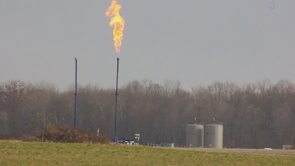 Torre queima gás em unidade de fracking nos Estados Unidos â€” Foto: Wcn247/Visualhunt