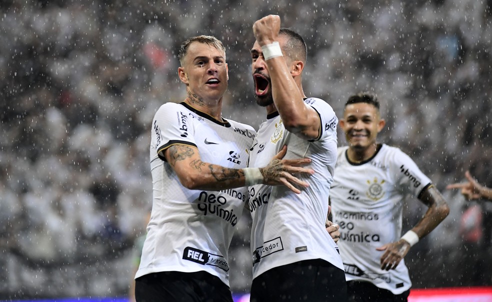 Bastidores: chuva obrigou Corinthians a treinar e testar nova escalação horas antes de Dérbi