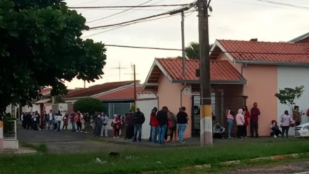 Moradores fazem fila para atendimento em ambulatório de Avaré — Foto: Avaré Notícias/Divulgação
