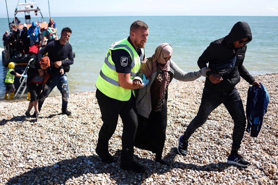 Imigrante é resgatada por agentes de segurança britânicos durante tentativa de cruzar o canal da Mancha em direção ao Reino Unido