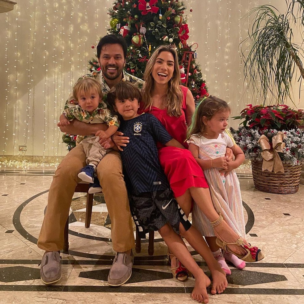 Patricia Abravanel com o marido, Fabio Faria, e os filhos — Foto: Reprodução Instagram