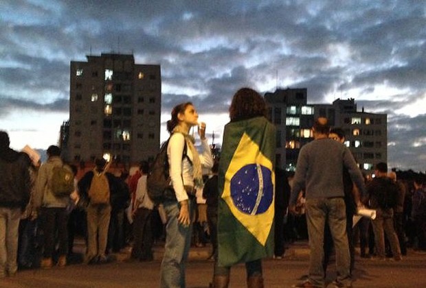 Muitos integrantes do protesto exibiram trechos do hino nacional em cartazes e se enrolaram em bandeiras do Brasil (Foto: Graziela Salomão)
