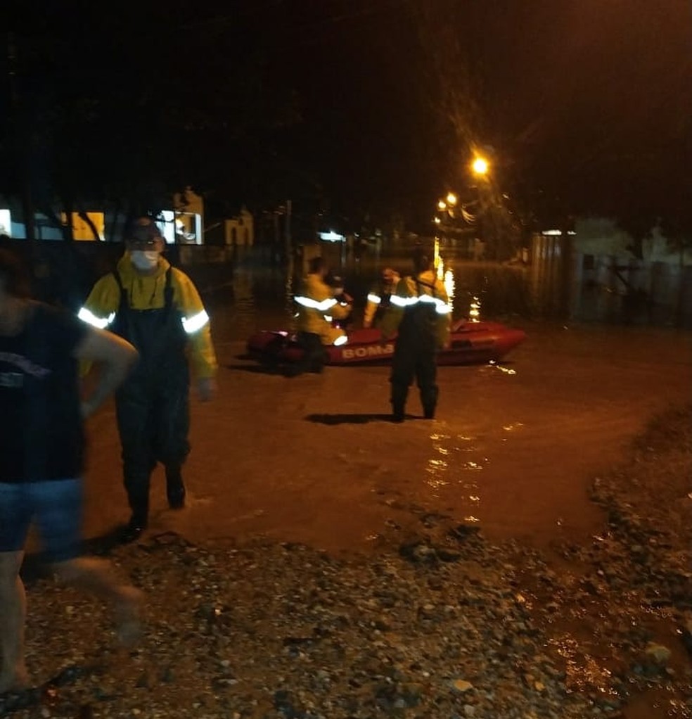 Equipes dos bombeiros e Defesa Civil trabalham para retirar pessoas ilhadas em Brusque — Foto: Corpo de Bombeiros/ Divulgação