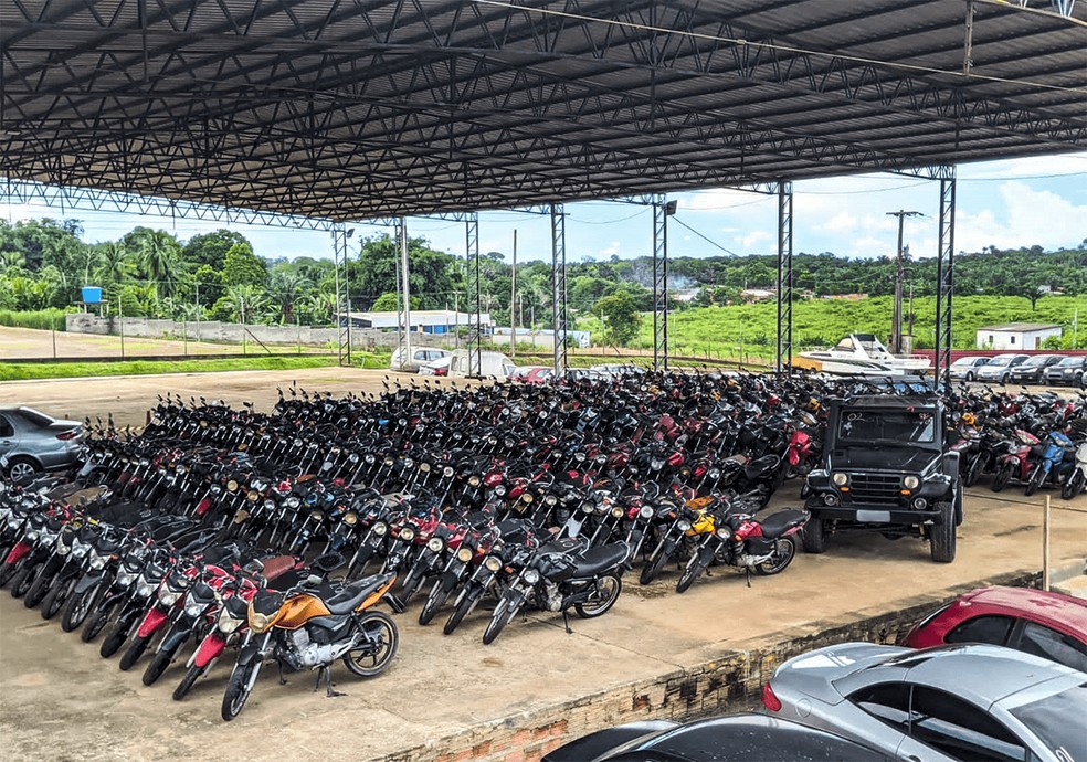 Do total de veículos que vão a leilão, 10 são motocicletas e 18 são carros.  — Foto: Divulgação/ Detran-AM