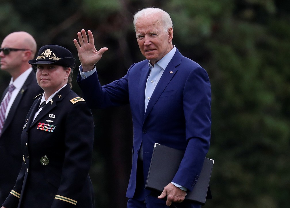Presidente dos EUA, Joe Biden, acena ao chegar ao forte McNair nesta segunda-feira (16) — Foto: Leah Millis/Reuters