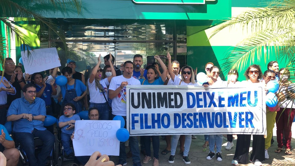 Protesto contra suspensão de tratamentos para crianças autistas em Natal  — Foto: Vinicius Marinho/Inter TV Cabugi