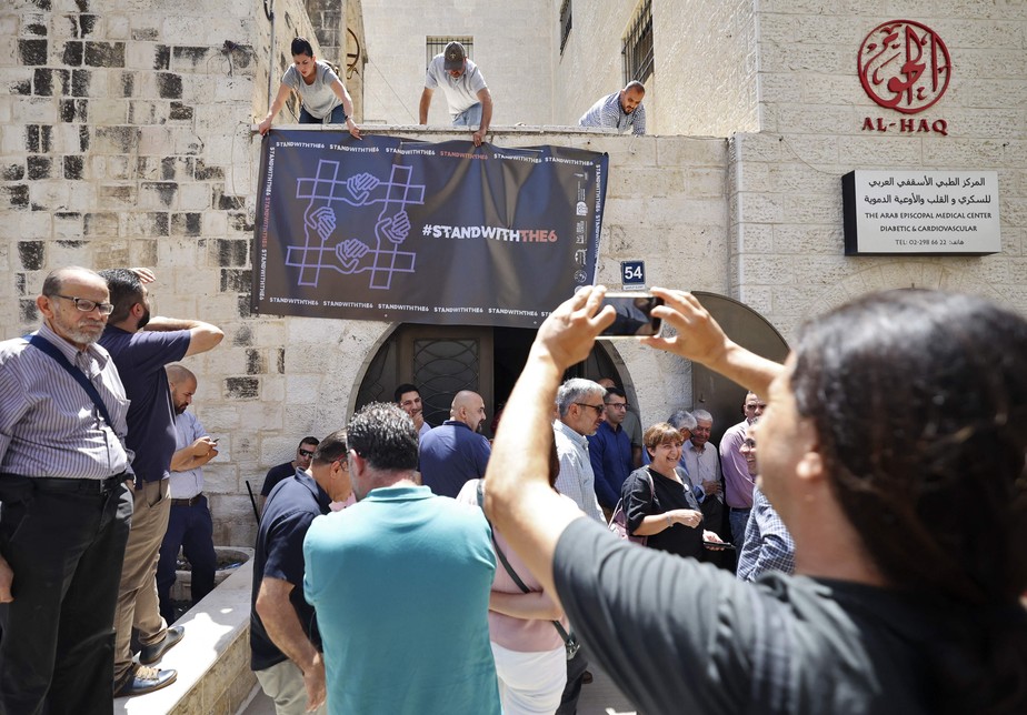 Ativistas penduram uma faixa do lado de fora da Fundação al-Haq na cidade palestina de Ramallah, Cisjordânia, depois que Israel invadiu e fechou seu escritório