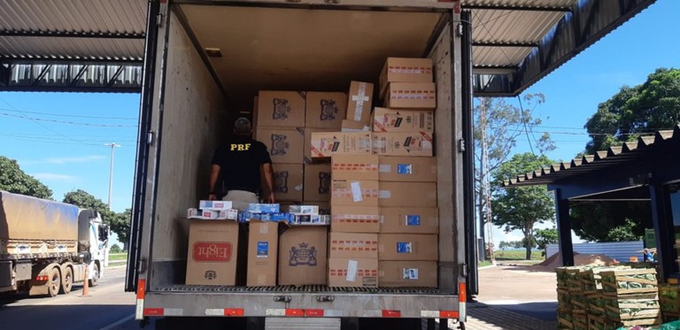 Motorista é detido com cigarros e produtos contrabandeados escondidos em carga de verdura em Rondonópolis — Foto: Polícia Rodoviária Federal de Mato Grosso