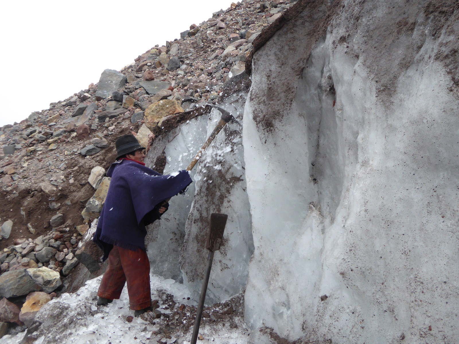 Baltazar Ushcar usando uma picareta para minar gelo (Foto: Reprodução/Youtube)