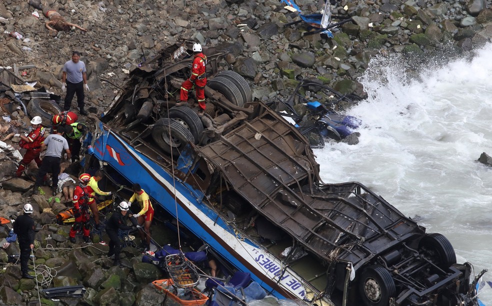 Resgate trabalha no local do acidente com ônibus no Peru (Foto: Guadalupe Pardo/Reuters)