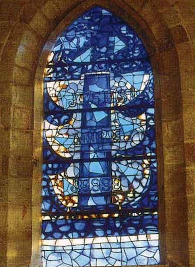 Braque imortalizou sua arte na pequena igreja medieval, onde projetou um vitral representando a Árvore de Jessé (Foto: Mairie de Varengeville sur Mer / Reprodução)