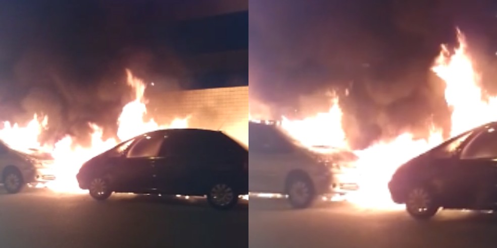 Veículos foram atingidos pelas chamas na noite de terça-feira (22), em Praia Grande, SP — Foto: Reprodução/Redes Sociais