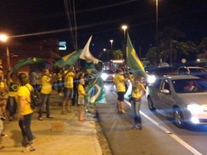 Manifestantes adesivam carros na capital de MS contra governo federal (Foto: Gustavo Arakaki/ TV Morena)