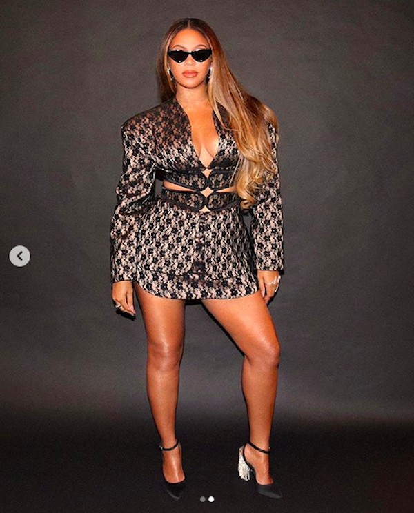 Uma das fotos compartilhadas pela cantora Beyoncé compondo seu mais recente ensaio (Foto: Instagram)