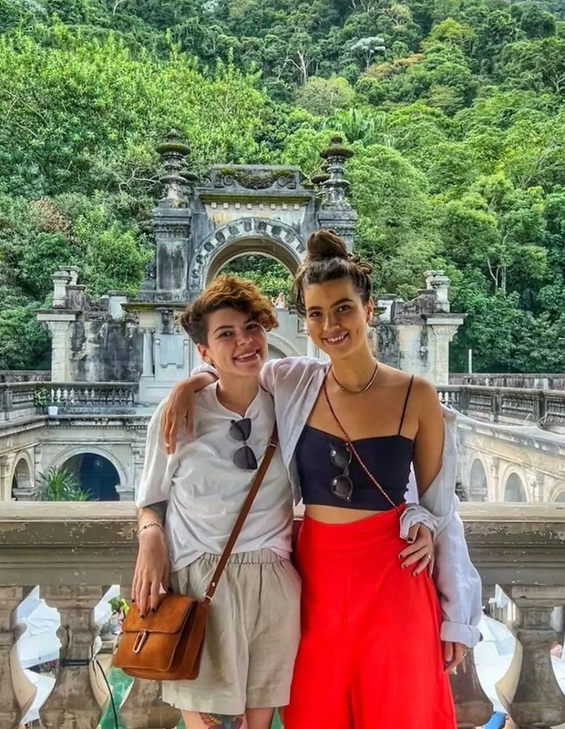 Alanis Guillen e a irmã, a fotógrafa Isabella Guillen, no Parque Lage, no Rio de Janeiro (Foto: Reprodução/Instagram)