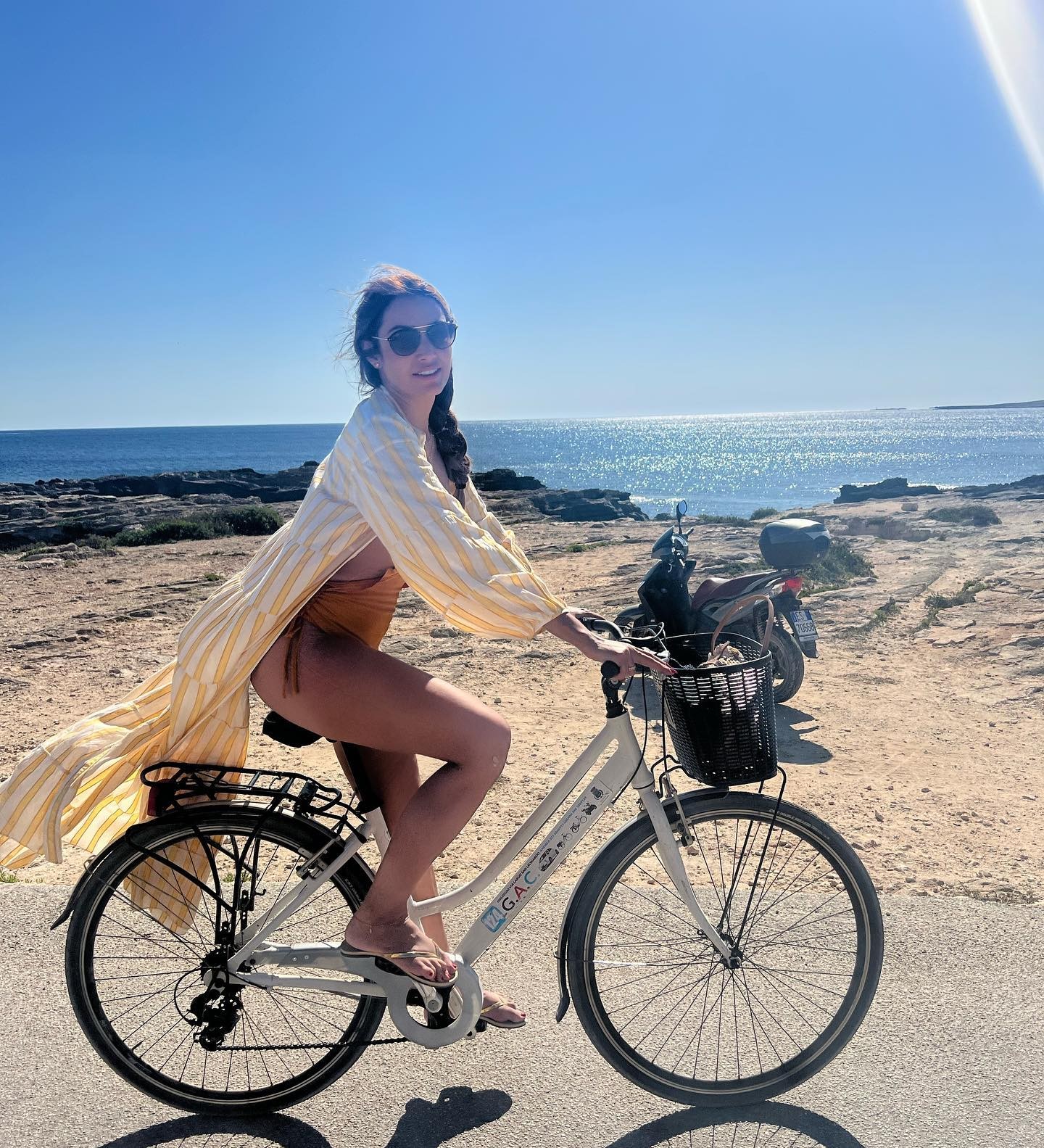 Na Itália, Patrícia Poeta curte passeio de bike de biquíni (Foto: reprodução/ Instagram)