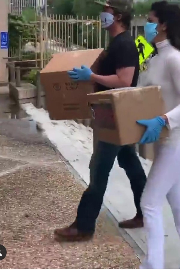 Camila e Matthew McConaughey fazendo doação de máscaras de proteção (Foto: Reprodução/Instagram)