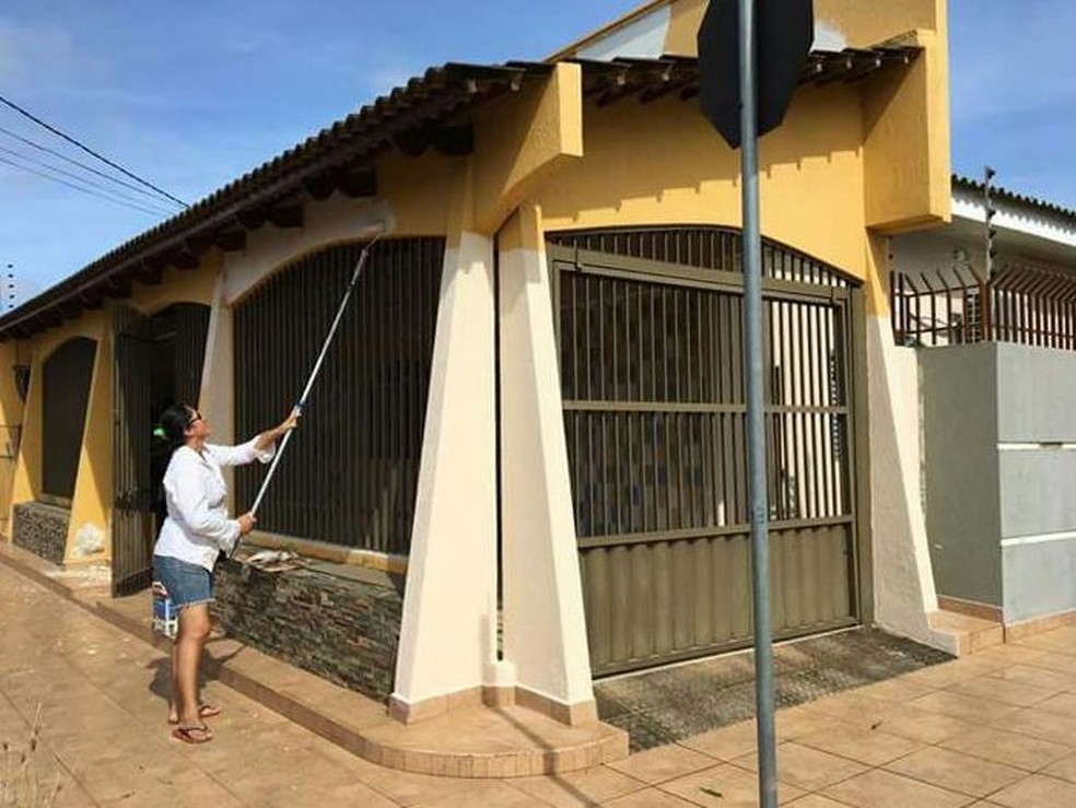 Luiza aprendeu a pintar e diz que nÃ£o se vÃª mais fazendo outra coisa (Foto: Luzia Bezerra/Arquivo pessoal )