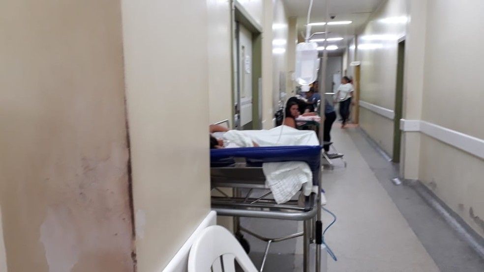 Pacientes ficam internados em corredor da emergência — Foto: Arquivo pessoal