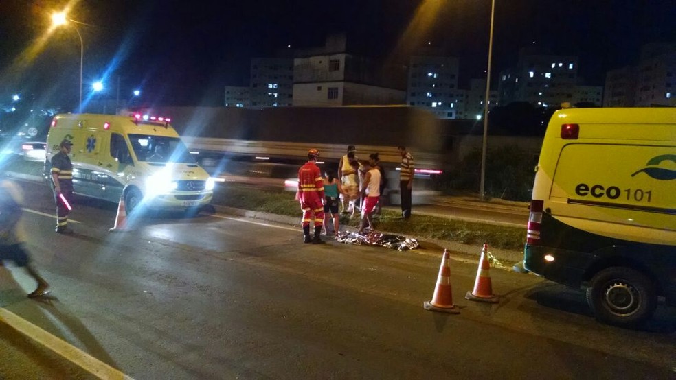 Homem foi atropelado na BR-101 na Serra (Foto: Rodrigo Maia/TV Gazeta)