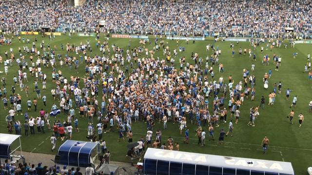 Torcida do AvaÃ­ invade o gramado para comemorar o acesso