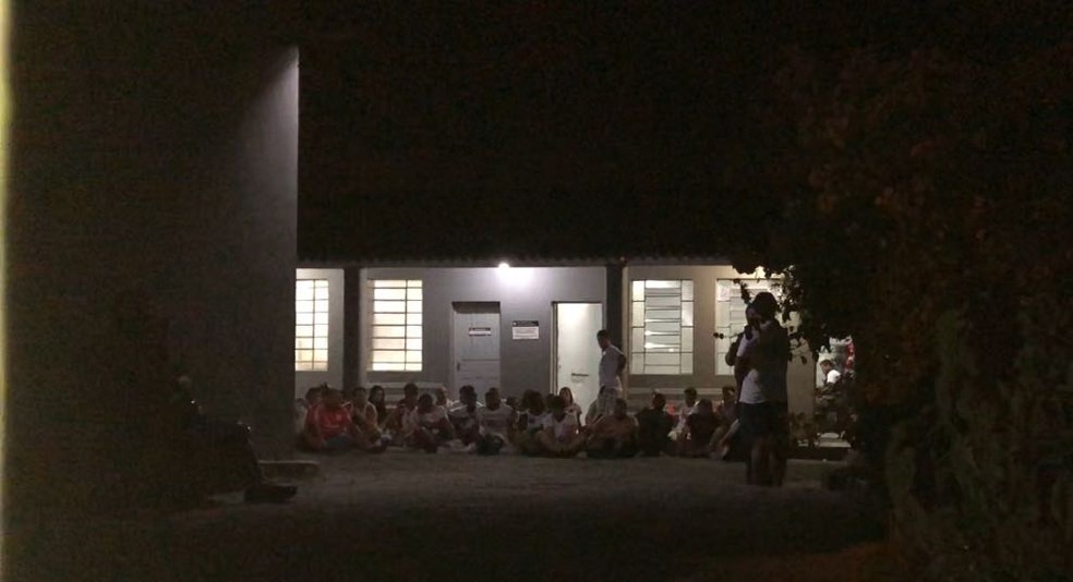 Torcedores são detidos em Pelotas  (Foto: Marcos Westermann)