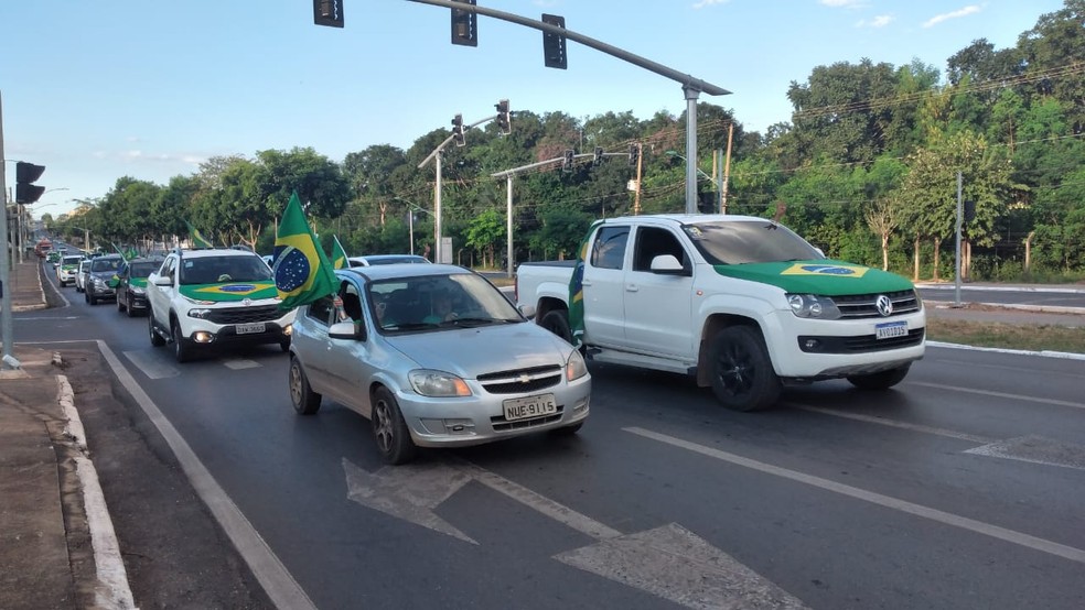 Manifestantes percorreram algumas das principais avenidas de Cuiabá — Foto: Suelen Alencar/TVCA