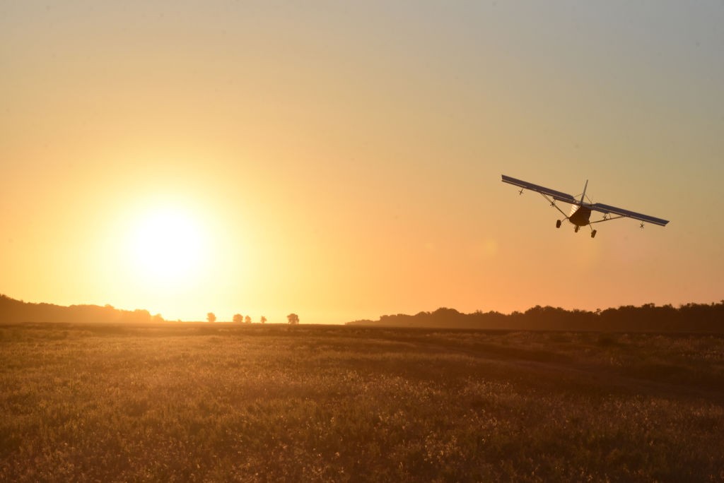 Avião pulveriza defensivos agrícolas em plantação (Foto: Anton Podgaiko\TASS via Getty Images)