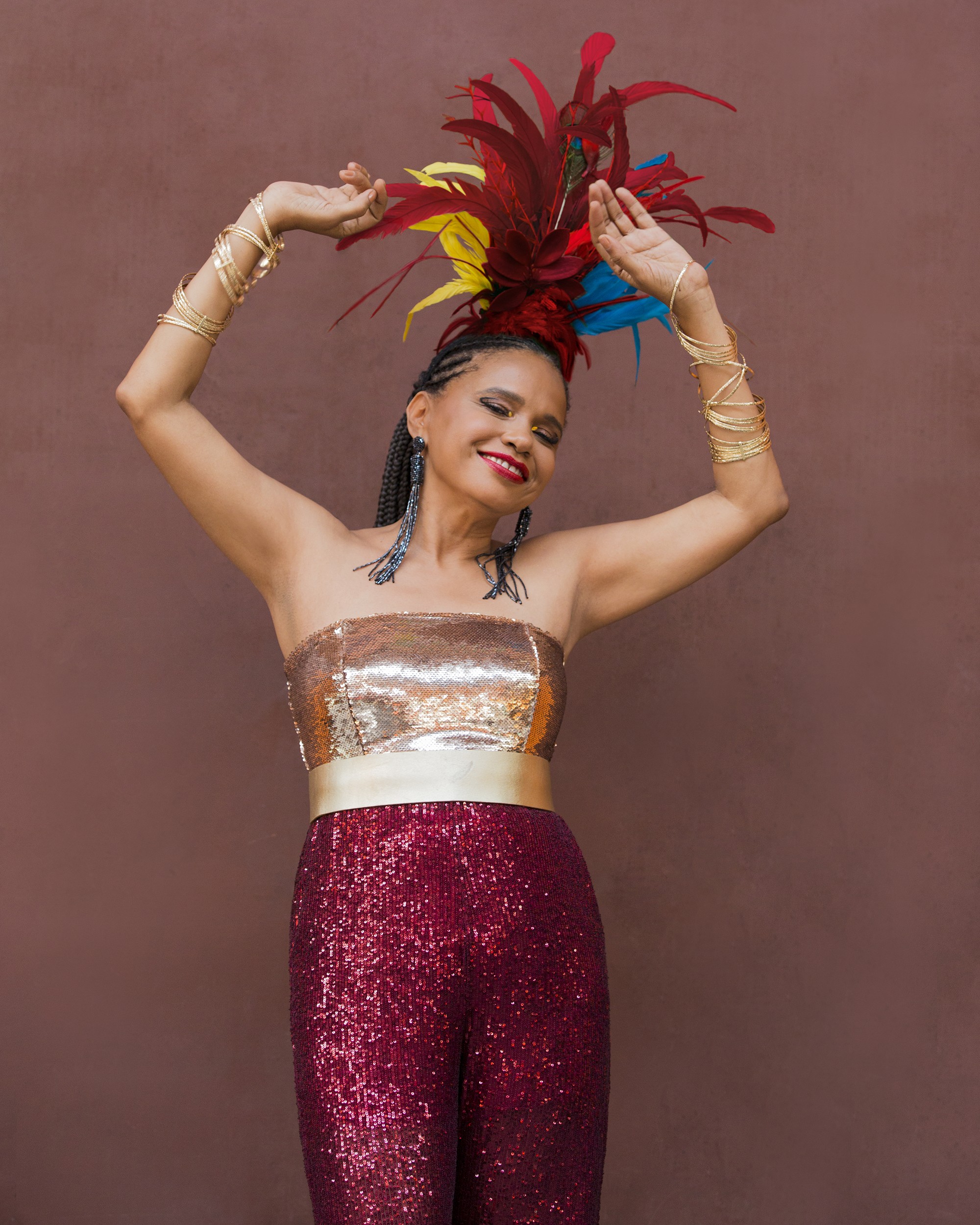 Teresa Cristina põe o bloco na rua para cantar samba-enredo no fecho do Carnaval carioca