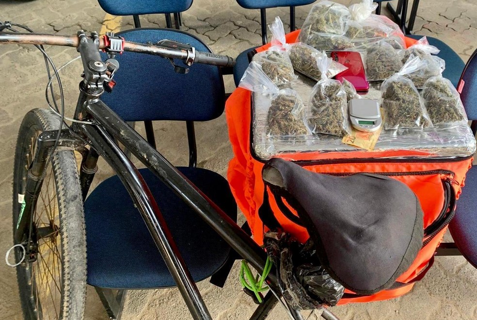 Homem usava bicicleta e mochila de aplicativo de entrega para fazer delivery de droga em Salvador — Foto: SSP-BA/ Divulgação