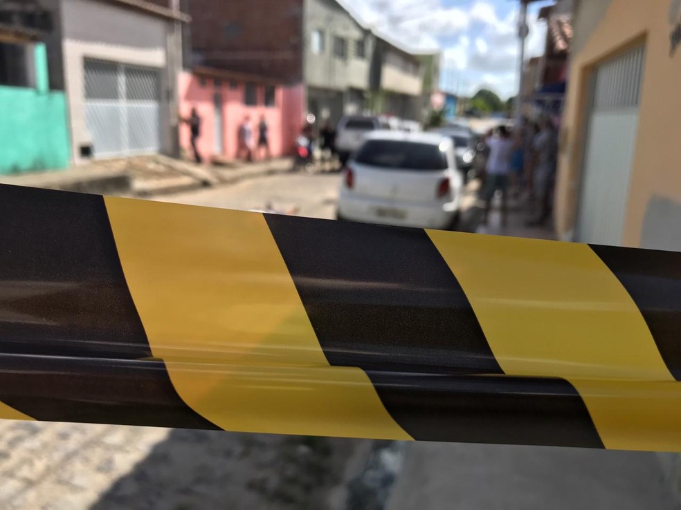 Jovem armado é morto a tiros no meio da rua na Grande Natal — Foto: Kleber Teixeira/Inter TV Cabugi