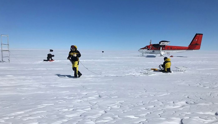 Pesquisadores mediram ondas sonoras para descobrir o que estava abaixo do gelo (Foto: Divulgação/Nick Morgan)