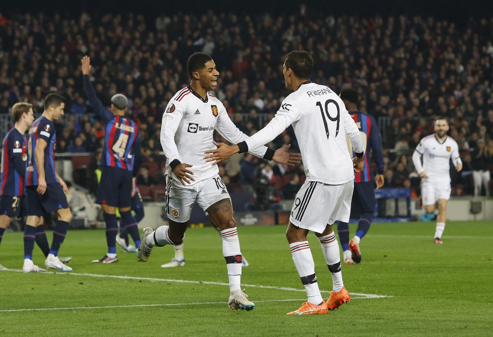 Rashford e Varane comemoram gol do Manchester United sobre o Barcelona no Camp Nou — Foto: Reuters