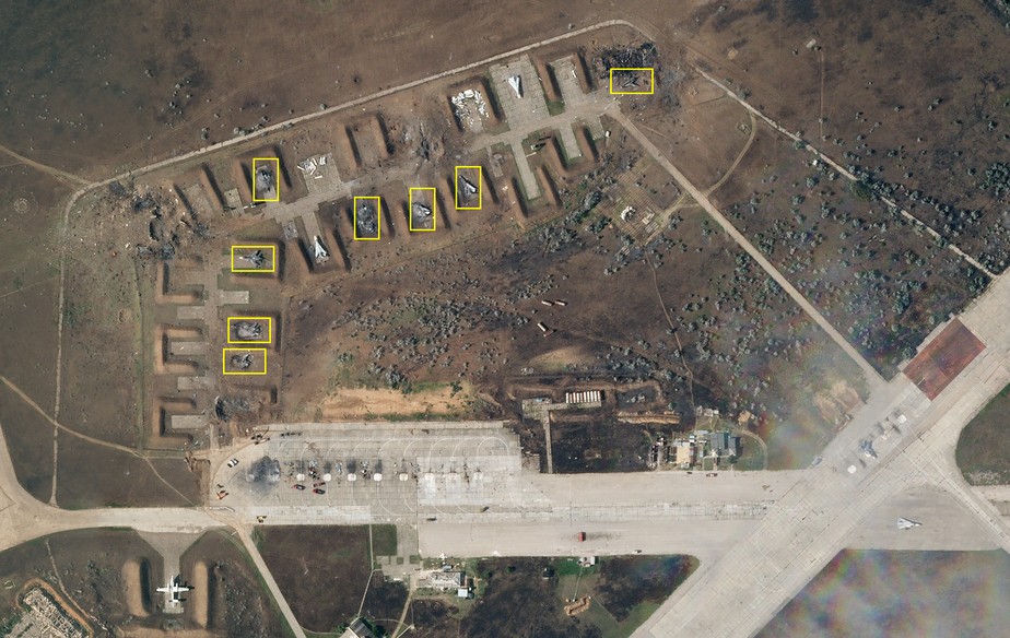 Imagem de satélite fornecida pela Planet Labs. Contagem do NYT registrou oito aviões destruídos na base na Crimeia