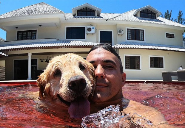 André Marques nada com pet em piscina de casa no Rio - Quem