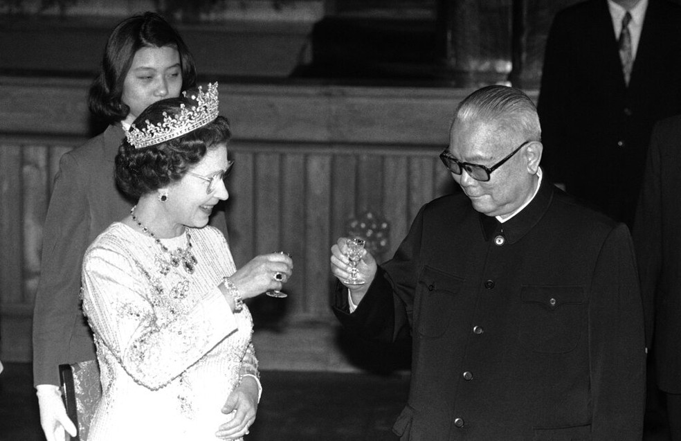 A rainha britânica Elizabeth II e o então presidente chinês Li Xiannian em foto de 13 de outubro de 1986, em Pequim — Foto: AP Photo/Neal Ulevich