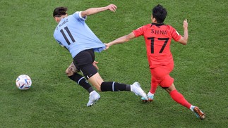 O atacante do Uruguai Darwin Nunez luta pela bola com o meio-campista da Coreia do Sul Na Sang-ho — Foto: ADRIAN DENNIS/AFP