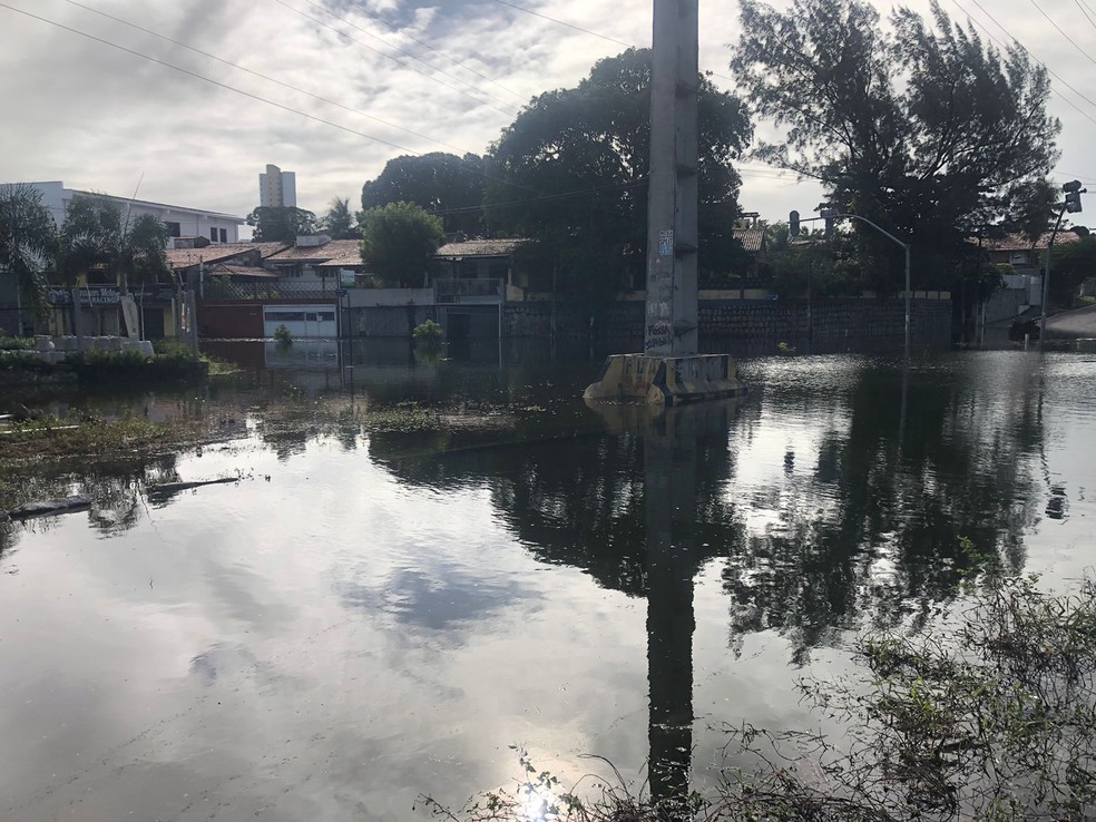 Alagamento provocado por transbordamento de lagoa interdita cruzamento da avenida Ayrton Senna com a avenida das Alagoas há mais de uma semana em Natal. — Foto: Vinícius Marinho/Inter TV Cabugi
