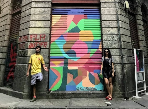 Pintura para a exposição 'Os dois lados da rua' em edifício no centro histórico do Rio de Janeiro, feita por Dafne Nass e Bernardo Magina, do Studio Travellero (Foto: Divulgação)