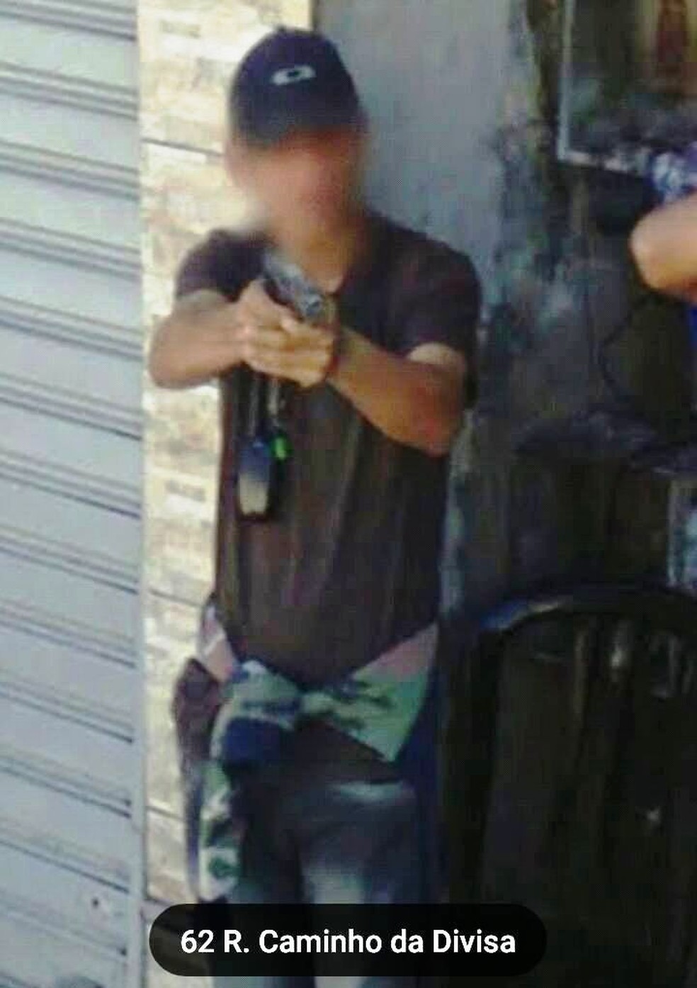 Rapaz aparece apontando arma para equipe do Google Street View em Santos, SP (Foto: ReproduÃ§Ã£o)