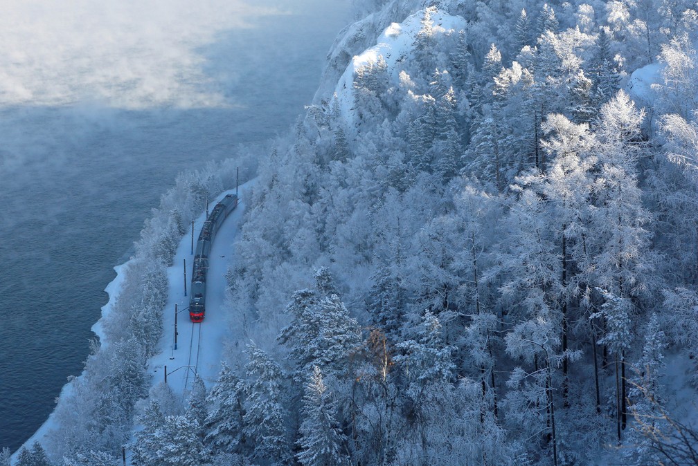 11 de fevereiro - Um trem de passageiros é visto na margem do rio Yenisei, na floresta Taiga Siberiana coberta de neve e geada, em Krasnoyarsk, na Rússia — Foto: Ilya Naymushin/Reuters