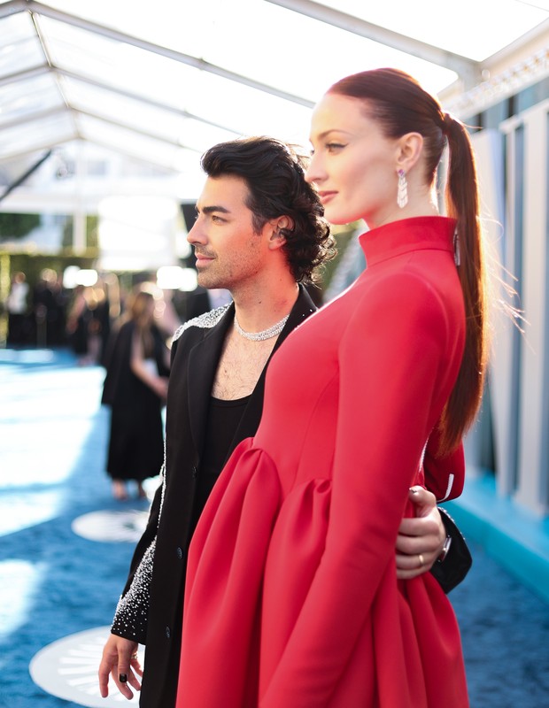 BEVERLY HILLS, CALIFORNIA - MARCH 27: (L-R) Joe Jonas and Sophie Turner attend the 2022 Vanity Fair Oscar Party hosted by Radhika Jones at Wallis Annenberg Center for the Performing Arts on March 27, 2022 in Beverly Hills, California. (Photo by Rich Fury/ (Foto: Getty Images for Vanity Fair)