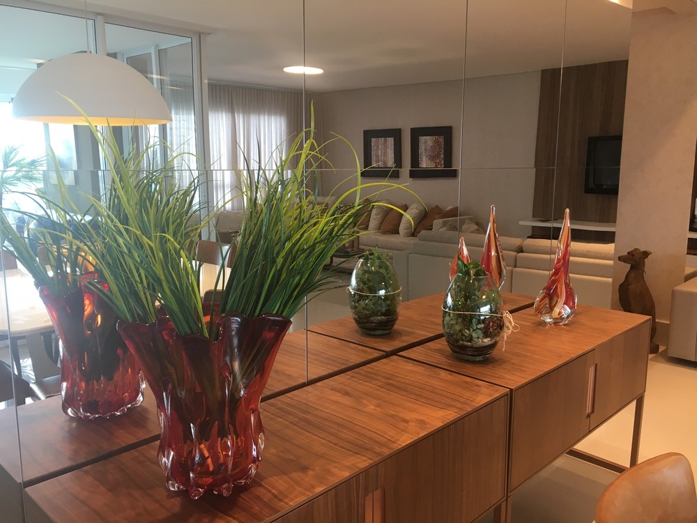 Ambiente decorado com plantas e cores neutras, em Goiânia. (Foto: Vanessa Chaves/Reprodução)