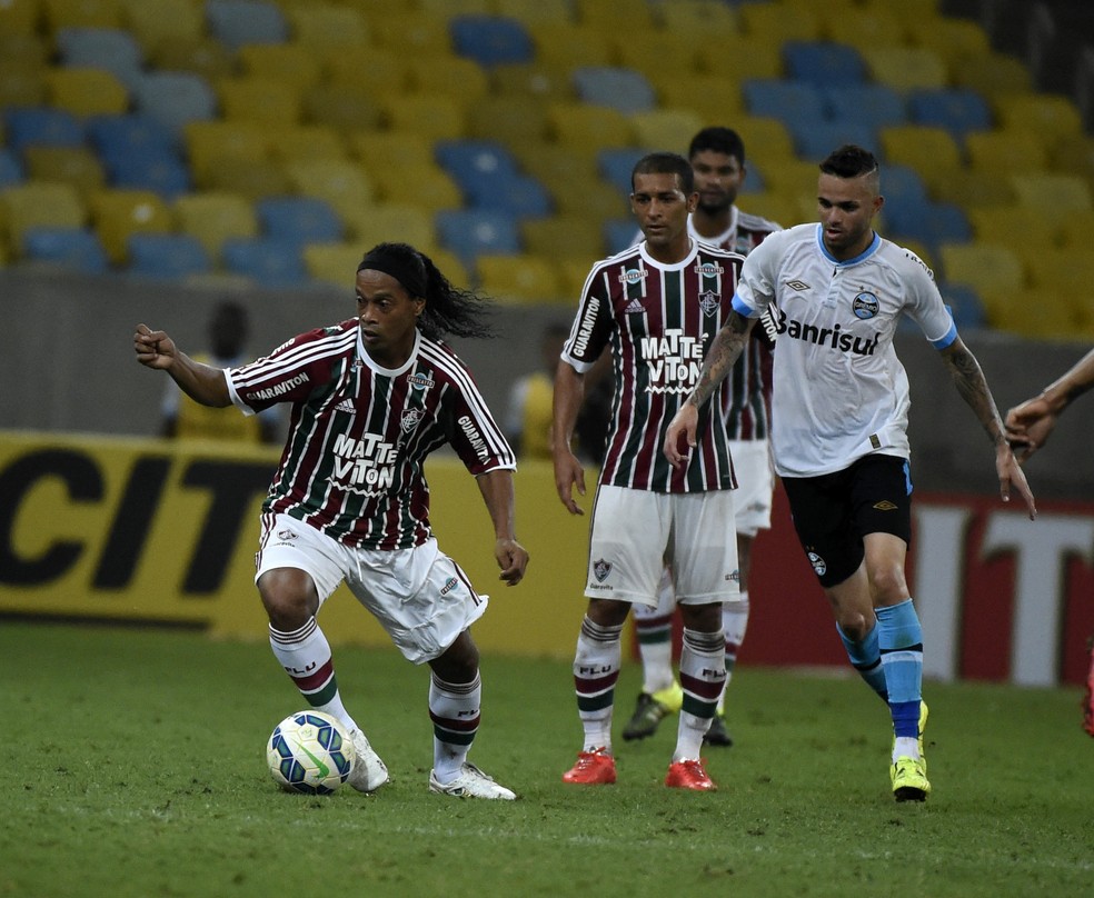 Contratação de Ronaldinho não deu certo e time caiu de produção no returno em 2015 — Foto: André Durão